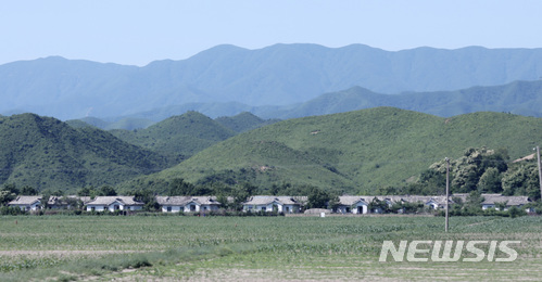 【금강산=뉴시스】 사진공동취재단 = 지난 6월 북한 강원도 금강산 인근 주택가 모습. 2018.06.22. photo@newsis.com