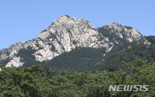 【금강산=뉴시스】 사진공동취재단 = 22일 북한 금강산호텔에서 8·15 이산가족 상봉행사를 논의하기 위한 남북 적십자회담이 열렸다. 이번 회담에는 우리측 수석대표로 박경서 대한적십자사 회장이 북측 수석대표로 박용일 조국평화통일위원회 부위원장이 참석했다. 사진은 이날 남북적십자회담이 열린 금강산호텔에서 바라본 금강산 수정봉. 2018.6.22 photo@newsis.com