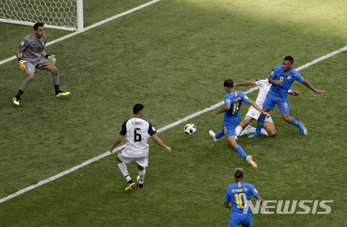 Brazil&#039;s Philippe Coutinho, center, scores the opening goal during the group E match between Brazil and Costa Rica at the 2018 soccer World Cup in the St. Petersburg Stadium in St. Petersburg, Russia, Friday, June 22, 2018. (AP Photo/Michael Sohn)