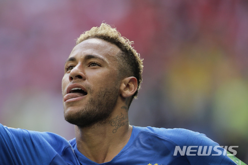 Brazil&#039;s Neymar celebrates after scoring his side&#039;s second goal during the group E match between Brazil and Costa Rica at the 2018 soccer World Cup in the St. Petersburg Stadium in St. Petersburg, Russia, Friday, June 22, 2018. (AP Photo/Dmitri Lovetsky)