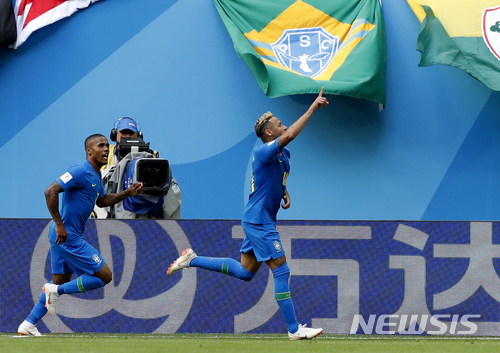 Brazil&#039;s Neymar, right, gestures as he celebrates after scoring his team&#039;s second goal with teammate Douglas Costa during the group E match between Brazil and Costa Rica at the 2018 soccer World Cup in the St. Petersburg Stadium in St. Petersburg, Russia, Friday, June 22, 2018. (AP Photo/Alastair Grant)