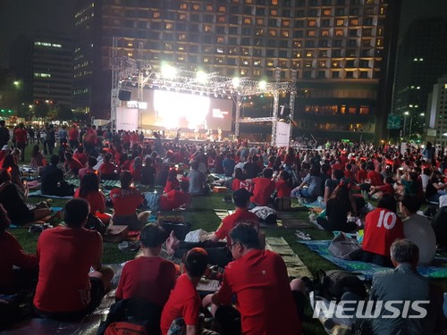 광화문 도심은 거대한 '붉은 광장'…주말 밤 축구 전야제