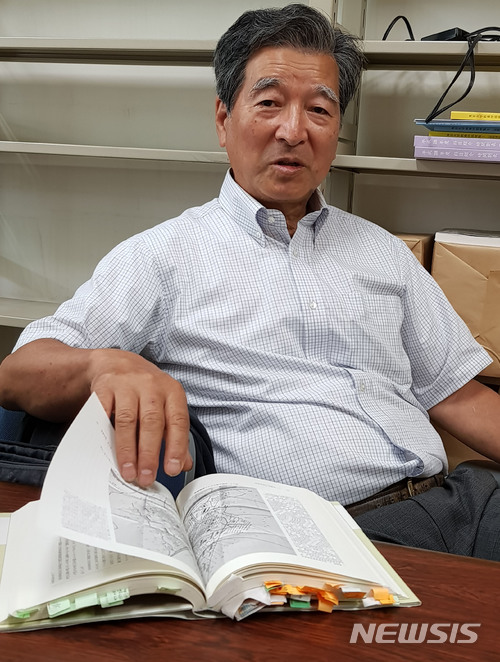 【도쿄=뉴시스】 조윤영 특파원 = 이토 아비토(伊藤亜人) 도쿄대학교 명예교수는 일제강점기 이후 일본서 한국을 연구한 첫 세대 문화인류학자였다. 약 3년간 매달 탈북자들을 만나며 연구한 내용을 토대로 지난해 일본에서 ‘북한인민의 생활’이라는 책을 낸 그가 14일에 도쿄에서 뉴시스와 인터뷰하고 있다. 2018.06.25.yuncho@newsis.com