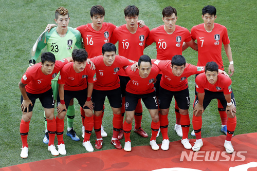 The South Korean team pose for a group photo ahead of the start of the group F match between Mexico and South Korea at the 2018 soccer World Cup in the Rostov Arena in Rostov-on-Don, Russia, Saturday, June 23, 2018. (AP Photo/Efrem Lukatsky) 