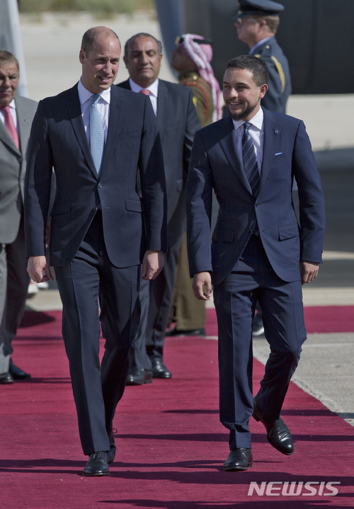 【암만/AP=뉴시스】 윌리엄(왼쪽) 영국 왕자가 24일(현지시간) 요르단 수도 암만 공항에 도착해 후세인 요르단 왕자와 함께 걸어가고 있다. 윌리엄 왕자는 향후 5일간 중동지역을 순방할 예정이다. 특히 영국 왕실 최초로 이스라엘과 팔레스타인을 방문한다. 2018.06.25.