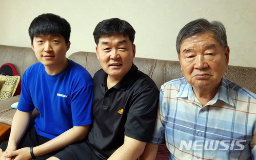 【부산=뉴시스】 하경민 기자 = 부산소방안전본부는 김창식(54) 부산진소방서 부전안전센터장과 아버지 김종갑(82)씨, 아들 김도형(25)씨 등 3대가 소방관인 가족이 부산에서 처음으로 탄생했다고 25일 밝혔다. 2018.06.25. (사진=부산소방본부 제공)yulnetphoto@newsis.com