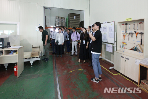 【서울=뉴시스】한국가업승계기업협의회 회원 30여명은 지난 22일 경기도 파주에 있는 협의회 소속 우수 회원업체인 코아스를 방문해 QSS 혁신활동 성과 우수사례 현장을 탐방했다.2018.6.25(사진=중소기업중앙회 제공) photo@newsis.com