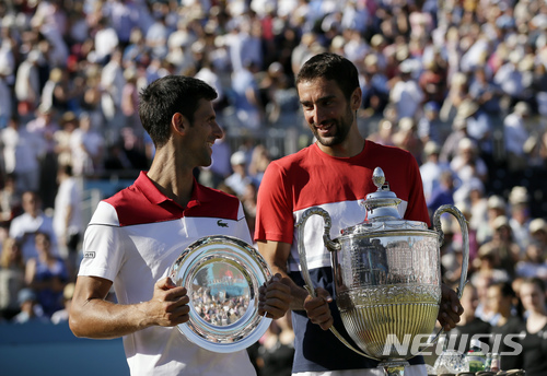 【런던=AP/뉴시스】 남자프로테니스(ATP) 투어 피버 트리 챔피언십에서 우승한 마린 칠리치(사진 오른쪽)와 준우승한 노박 조코비치. 