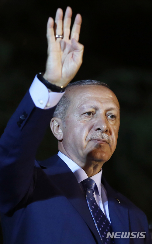【이스탄불=AP/뉴시스】재선에 성공해 21년간 권력을 유지하게 된 레제프 타이이프 에르도안 터키 대통령이 24일(현지시간) 대통령궁 앞에 모인 지지자들에게 손을 흔들고 있다. 터키 선거관리위원회에 따르면 에르도안 대통령은 전날 실시된 대통령 선거에서 99%의 개표가 이뤄진 가운데 52.54%를 득표했다. 2018.06.25