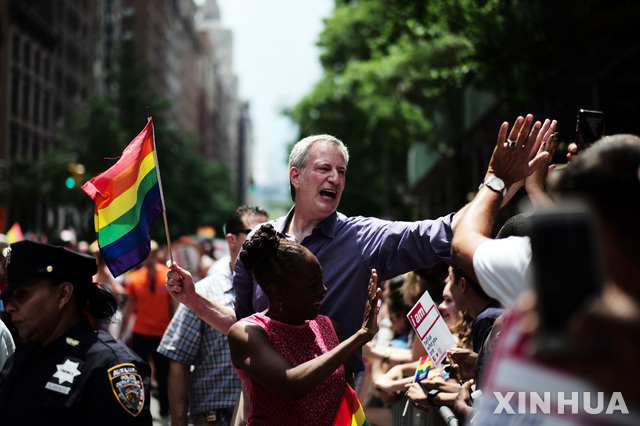 【 뉴욕= 신화/뉴시스】 빌 더블라지오 뉴욕시장이 지난해 6월 24일 뉴욕시 프라이드 행진에 참가해서 성소수자들의 환영을 받고 있다.    