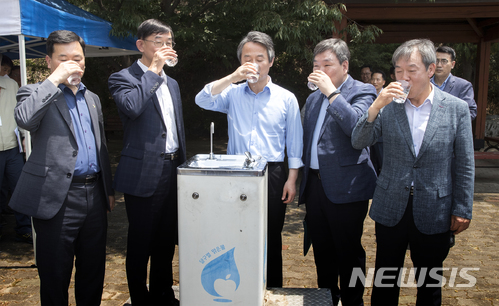 【서울=뉴시스】안병옥(왼쪽 세번째) 환경부 차관이 25일 오전 대구 달성군 매곡정수장을 방문, 정수시설 운영현황을 점검하고 관계자들과 함께 수돗물을 시음하고 있다. 2018.06.25.(사진=환경부 제공) photo@newsis.com