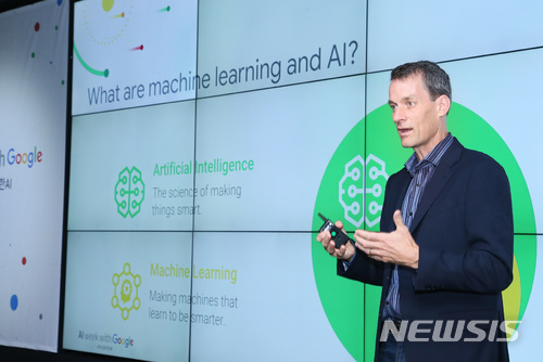  【서울=뉴시스】 26일 강남구 대치동 구글 캠퍼스 서울에서 개최된 'AI with google 2018' 컨퍼런스에서 제프 딘 구글 시니어 펠로우가 '모두를 위한 AI'를 주제로 기조 연설을 하고 있다. 2018.06.26 (사진= 구글코리아 제공) 