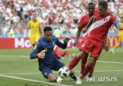 Peru goalkeeper Pedro Gallese, left and Peru&#039;s Paolo Guerrero go for the ball during the group C match between Australia and Peru, at the 2018 soccer World Cup in the Fisht Stadium in Sochi, Russia, Tuesday, June 26, 2018. (AP Photo/Gregorio Borgia)