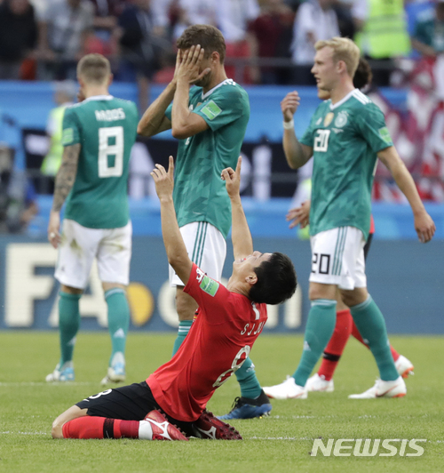[카잔=뉴시스/AP] 2018년 월드컵 조별리그 3차전 경기에서 독일에 승리한 주세종 선수가 환호하고 있다. 2018.06.27