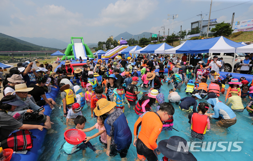 【산청=뉴시스】정경규 기자 = 지난해 열린 경남 산청 '경호강 물 페스티벌' 행사의 하나인 맨손으로 물고기 잡기.2018.07.01.(사진=산청군 제공) photo@newsis.com