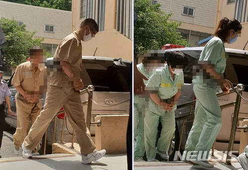 【전주=뉴시스】윤난슬 기자 = '고준희양 암매장 사건'의 선고 공판이 열린 29일 오전 전북 전주시 덕진동 전주지방법원에서 친부인 고모(37·왼쪽)씨와 내연녀 이모(36)씨, 이씨의 어머니 김모(62)씨가 재판 전 호송차에서 내려 대기실로 이동하고 있다. 2018.06.29. yns4656@newsis.com