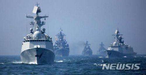 중국 해군 군함과 해경선이 동중국해에서 합동순찰 항해를 하고 있다.