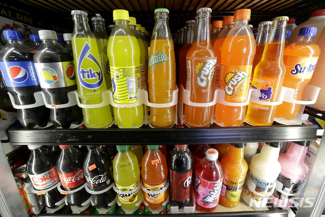 【샌프란시스코=AP/뉴시스】미국 샌프란시코의 한 마켓 냉장고에 진열된 음료들. 2018.11.21