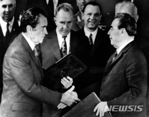 [모스크바=AP/뉴시스]냉전 중이던 1972년 5월 리처드 닉슨 전 미국 대통령(왼쪽)과 레오니드 브레즈네프 소련 공산당 서기장이 모스크바에서 만나 악수하고 있다. 1972.5.29.