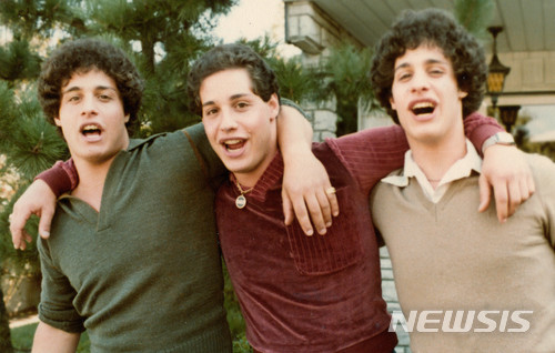【뉴욕=  AP/뉴시스】 다큐영화의 주인공인 실제로 출생후 분리된 세 쌍둥이 형제들. 이들은 19세가 되어서야 서로 강제 격리된 사실을 알게 되었고 그 사연을 담은 영화가 29일부터 일반에 개봉된다.   