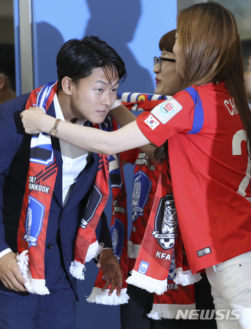 【인천공항=뉴시스】최진석 기자 = 2018 러시아월드컵 대한민국 축구대표팀 이승우가 지난 2018년 6월29일 인천국제공항 제2여객터미널을 통해 귀국, 팬으로부터 머플러를 선물받고 있다.대한민국 축구대표팀은 2018 러시아월드컵에서 16강 진출에는 실패, 마지막 경기에서 피파 세계랭킹 1위 독일을 잡고 F조 3위로 월드컵을 마감했다. 2018.06.29. myjs@newsis.com