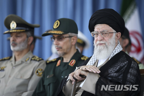 【테헤란=AP/뉴시스】이란 최고지도자 아야톨라 하메네이(왼쪽)가 30일(현지시간) 테헤란에서 열린 한 군대 행사에 참석했다. 사진은 이란 최고지도자 사무실이 제공. 2018.7.2.