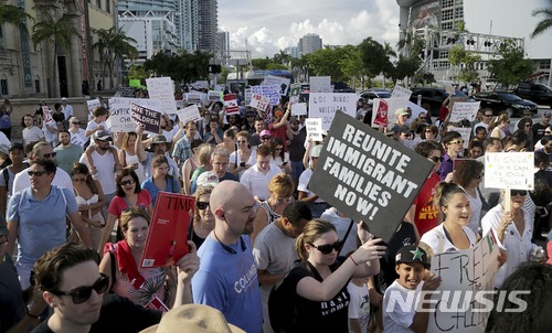 【마이애미( 미 플로리다주) = AP/뉴시스】  트럼프의 불법이민 자녀 강제 격리에 항의하는 마이애미 시위대가 6월 30일 시내 중심가를 행진하고 있다.    