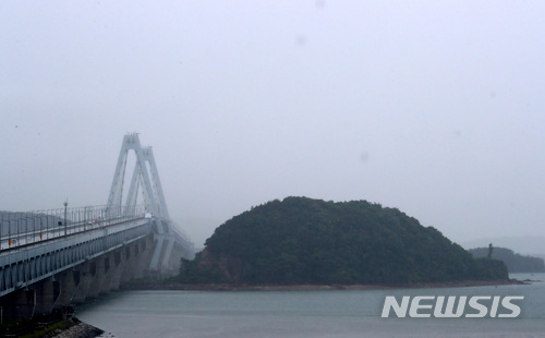 서해상 짙은 안개..인천여객선 2개 항로 대기 