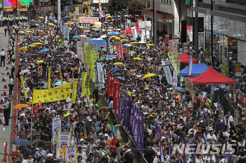 【홍콩=AP/뉴시스】 홍콩에서 1일 중국 귀속 21주년을 맞아 민주화를 촉구하는 반중시위가 시민 5만명이 참여한 가운데 펼쳐졌다. 시위대는 특구정부 청사까지 행진하면서 '공산당 일당독재 종식', '홍콩 점령 반대' 등의 구호를 외쳤다. 2018.07.02 