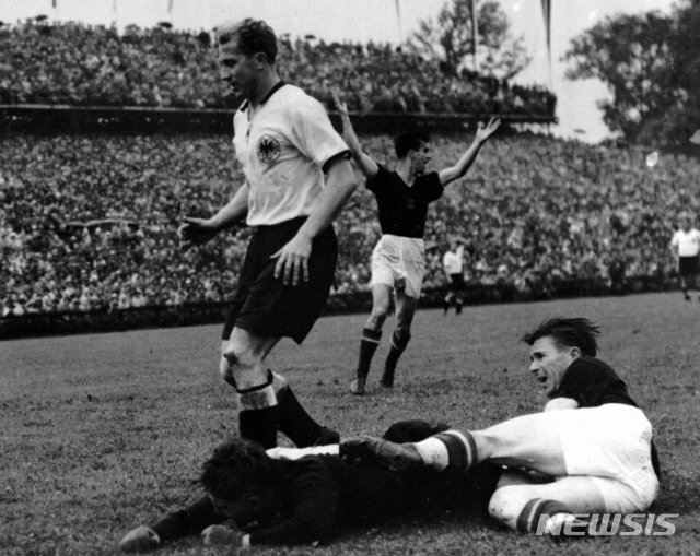 [베른=AP/뉴시스] 헝가리의 축구 전설 페렌츠 푸스카스가 1954년 스위스월드컵 결승전에서 서독에 충격적인 패배를 당했다. 1954.7.5.