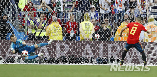 Spain&#039;s Koke fails to score by penalty kick during the round of 16 match between Spain and Russia at the 2018 soccer World Cup at the Luzhniki Stadium in Moscow, Russia, Sunday, July 1, 2018. (AP Photo/Antonio Calanni)