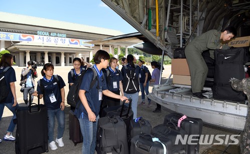 【성남=뉴시스】 사진공동취재단 = 평양에서 열리는 남북통일농구경기에 참가하는 국가대표 선수단이 3일 오전 서울공항에서 군용 수송기에 탑승하고 있다. 2018.07.03.  photo@newsis.com 