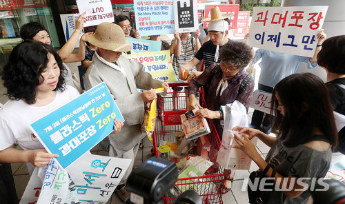 [서울=뉴시스] 추상철 기자 = 자원순환사회연대를 비롯한 시민단체가 지난 2018년 7월3일 오전 서울 용산구 서울역 앞에서 유통업계 과대포장을 반대하는 '플라스틱 어택' 캠페인을 열고 대형마트서 구매한 과대 포장된 제품을 폐기하는 퍼포먼스를 하고 있다. 2018.07.03. scchoo@newsis.com