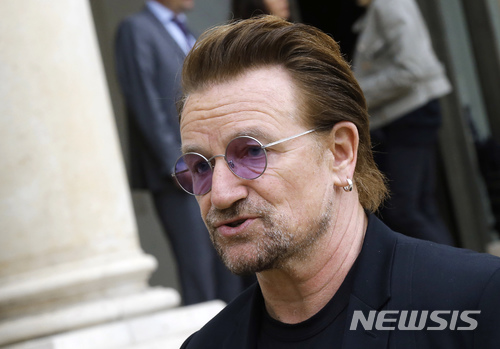 【파리=AP/뉴시스】세계적인 록밴드 U2의 보컬이자 사회운동가인 보노의 모습. (사진=뉴시스DB). 2018.7.3.