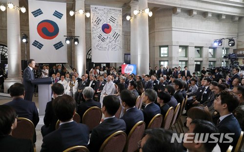 【서울=뉴시스】전신 기자 = 문재인 대통령이 지난 3일 서울 중구 문화역서울284에서 열린 3.1운동 및 대한민국임시정부 수립 100주년 기념사업추진위원회 출범식에서 격려사하고 있다. 2018.07.03. photo1006@newsis.com