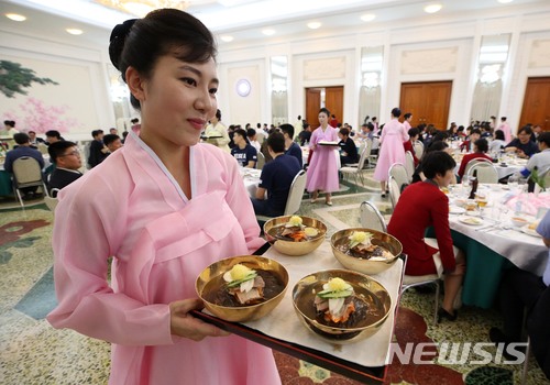 【평양=뉴시스】사진공동취재단 = 3일 오후 평양 옥류관에서 열린 남북통일농구경기 환영만찬에서 봉사원들이 평양냉면을 준비하고 있다. 2018.07.03. photo@newsis.com