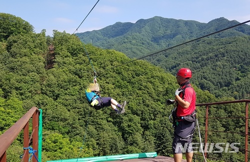  【가평=뉴시스】문영일 기자 = 경기 가평군은 최근 각광받고 있는 레저스포츠 시설인 짚라인을 칼봉산(해발 900ｍ)에 설치해 본격 운영을 시작했다고 4일 밝혔다. 2018.07.04. (사진=가평군청 제공) photo@newsis.com