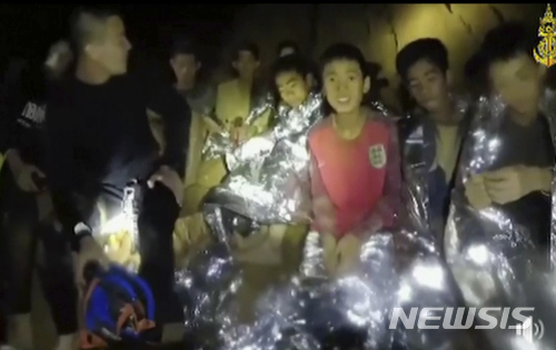 【태국 해군·AP/뉴시스】태국 해군이 4일 오전 공개한 동굴 실종 소년들의 모습. 사진은 태국 해군 페이스북 동영상을 캡처한 것이다. 2018.07.04. 