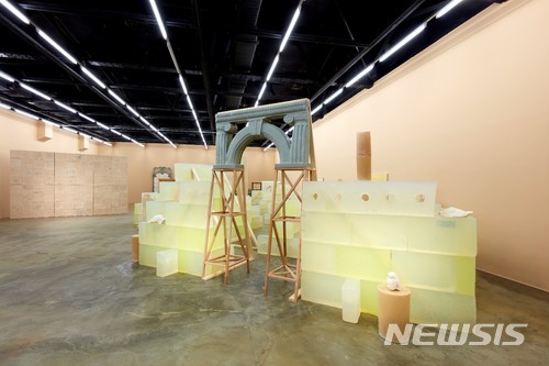 【서울=뉴시스】 박현주 기자 = 신미경 작가가 아르코미술관에서 조각과 건축의 경계에 대한 탐색을 비누 벽돌로 구축한 건축 프로젝트를 선보인다.  