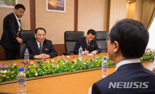 【평양=뉴시스】 사진공동취재단 = 방북중인 남북통일농구경기단장 조명균 통일부 장관이 5일 오전 평양 고려호텔에서 김영철 노동당 부위원장과 환담을 하고 있다. 2018.07.05.  photo@newsis.com