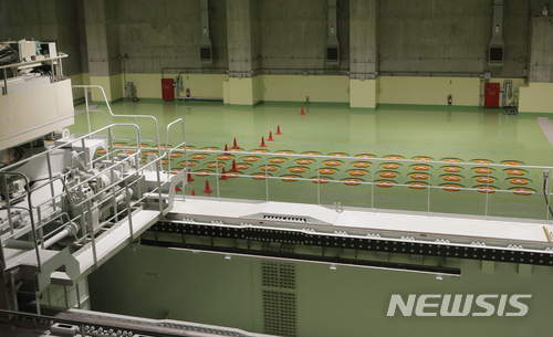 【로카쇼무라=AP/뉴시스】일본 원자력위원회가 지난달 5일 원자력백서를 최종 결정했다. 백서는 6일 각의(우리의 국무회의)에서 배포된다. 원자력위원회가 '원자력백서'를 발간하기는 8년만이다. 사진은 아오모리현 로카쇼무라에 있는 핵연료 재처리 시설 모습. 2018.07.05