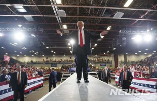 【그레이트폴스=AP/뉴시스】도널드 트럼프 미국 대통령이 5일(현지시간) 몬태나 주 그레이트폴스에서 무대 위에 서있다. 2018.7.5.