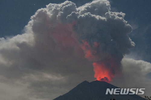【발리=AP/뉴시스】사진은 지난해 6월29일 폭발한 인도네시아 발리섬 아궁 화산의 모습이다. 2019.05.25