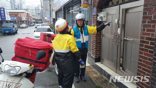 【서울=뉴시스】조성봉 기자 = 강성주 우정사업본부장이 6일 경남 양산우체국을 찾아 집배원과 함께 우편물을 배달하고있다. 2018.07.06.(사진=우정사업본부 제공) photo@newsis.com