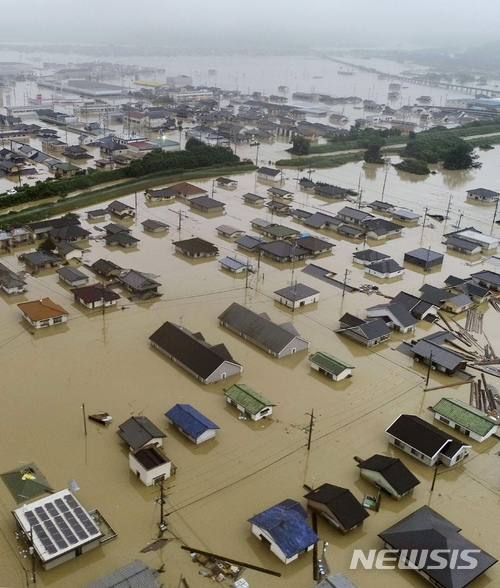 【구라시키=AP/뉴시스】폭우가 쏟아진 일본 오카야마 현 구라시키 시에서 8일 주택들이 물에 잠겨 있다. 2018.07.08.