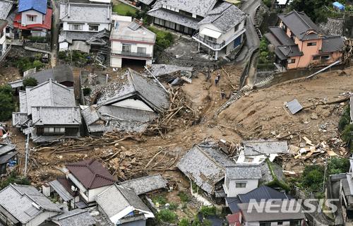 【구레=AP/뉴시스】지난 7일 일본 히로시마 현 구레 시에서 폭우로 인한 산사태로 주택들이 무너져 있다. 2018.07.20