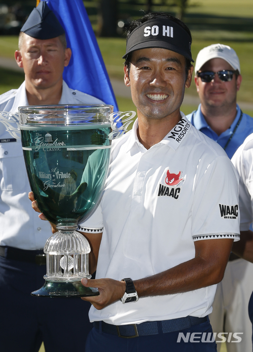 【화이트 설퍼 스프링스=AP/뉴시스】 재미교포 케빈 나(35)가 9일(한국시간) 미국 웨스트버지니아주 화이트 설퍼 스프링스의 올드 화이트 TPC(파 70)에서 열린 미국프로골프(PGA) 투어 밀리터리 트리뷰트에서 우승을 차지했다.