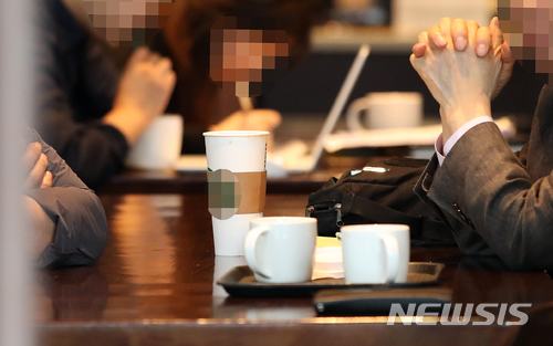 [서울=뉴시스] 서울 시내 한 커피전문 매장 내에서 고객들이 1회용컵과 머그컵을 사용해 커피를 마시고 있다. (사진=뉴시스 DB). photo@newsis.com