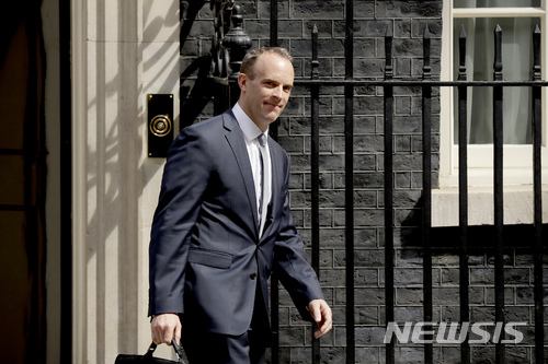 영국의 새 브렉시트 장관이 임명된 도미니크 랍 의원이 9일 발표 직후 총리관저에서 나오고 있다.  AP