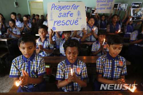 【아마다바드(인도)=AP/뉴시스】태국 동굴 소년들의 구조작업이 진행되고 있는 가운데 지난 9일 인도 아마다바드의 한 학교에서 학생들이 태국 소년들의 무사 귀환을 바라는 마음에 함께 기도하고 있다. 2018.07.10.